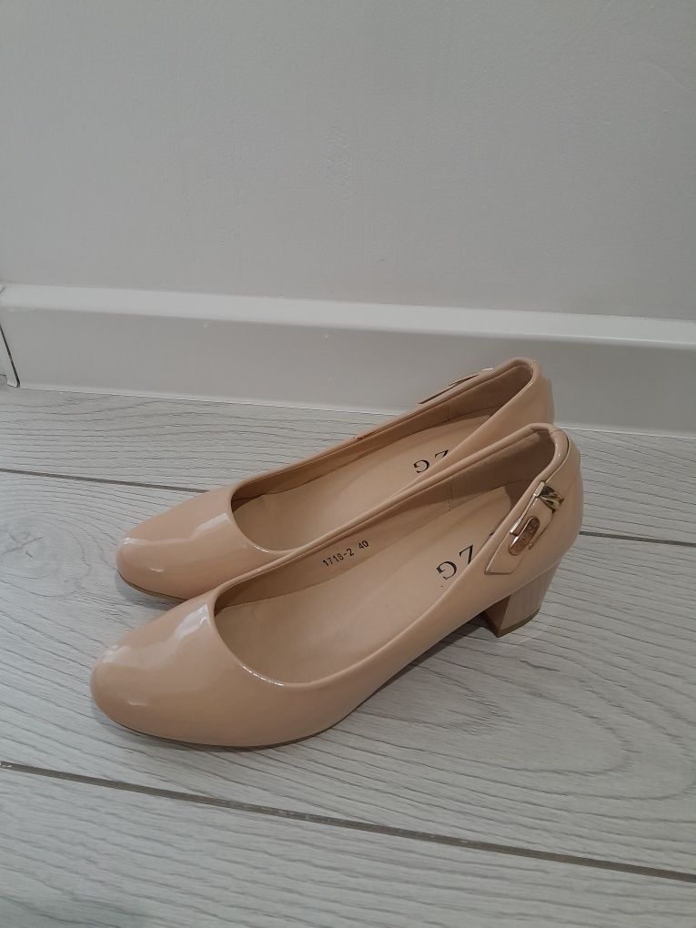 Женская обувь (39-40 размер)