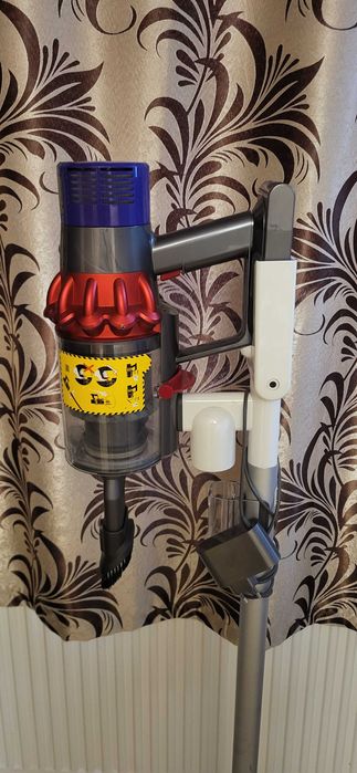 Dyson V10 Aspirator vertical cu suport se vinde cum se vede fuctional