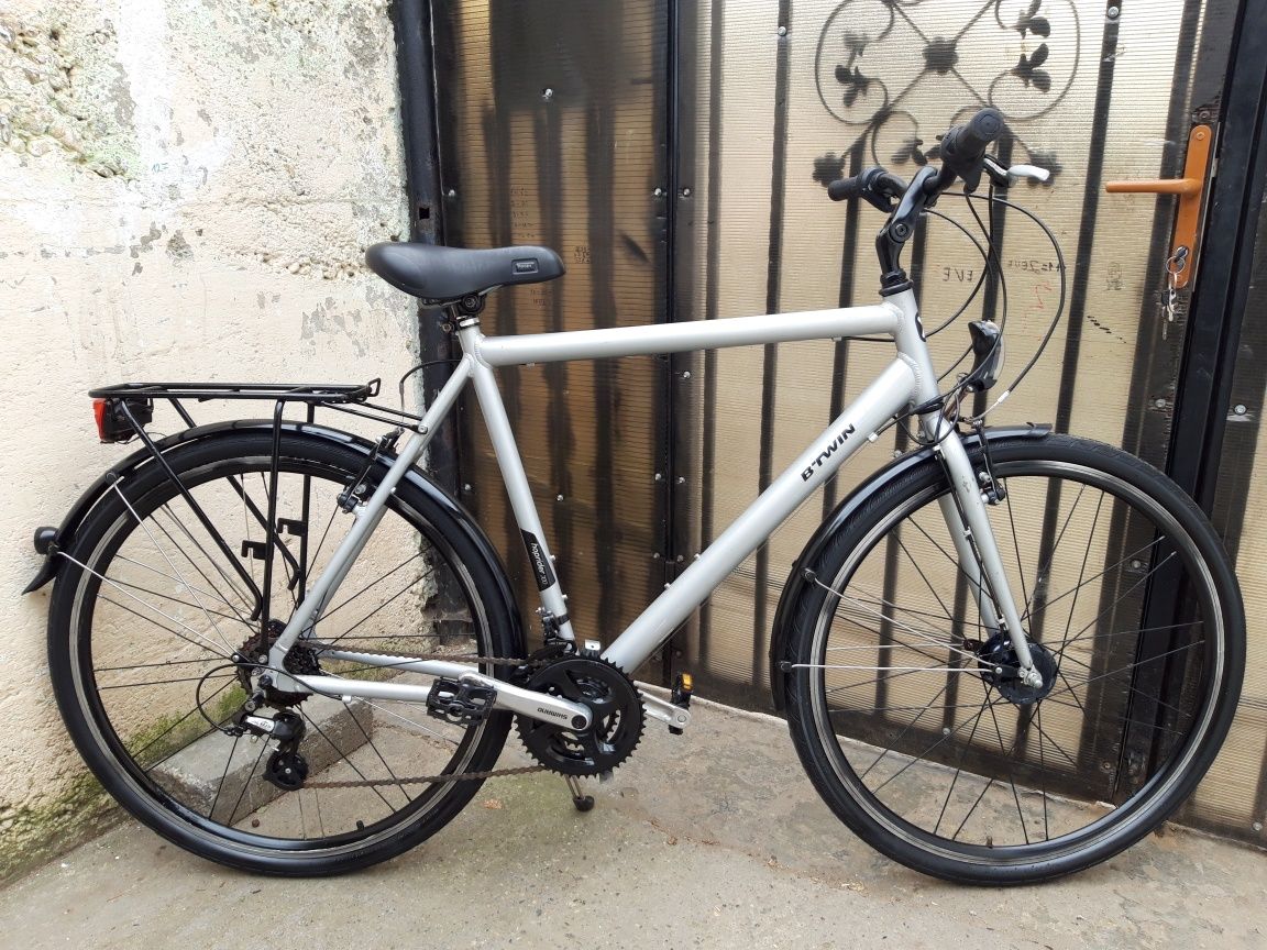 Bicicleta B.TWIN roți pe 28 cu 24 de viteze cu dinam pe fața din alumi