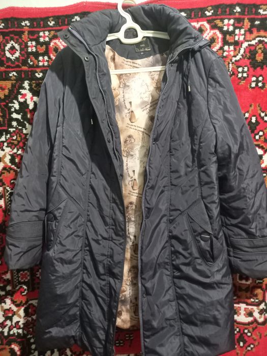 Продается женский пуховик, размер 56- 58. Цвет темно- синий.