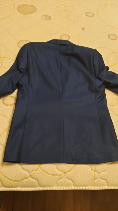 Продавам костюм и обувки на Теодор