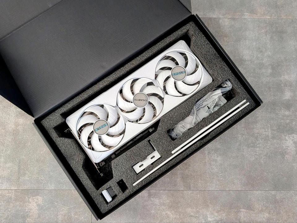 Placă grafică Gigabyte GeForce RTX™ 5070 Ti EAGLE OC ICE SFF 16GB