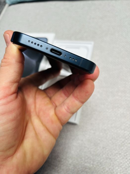 Продавам iPhone 15 pro 256GB