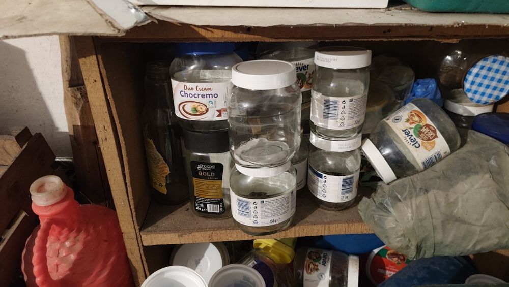 Продавам буркани с капачки, всякакви размери.