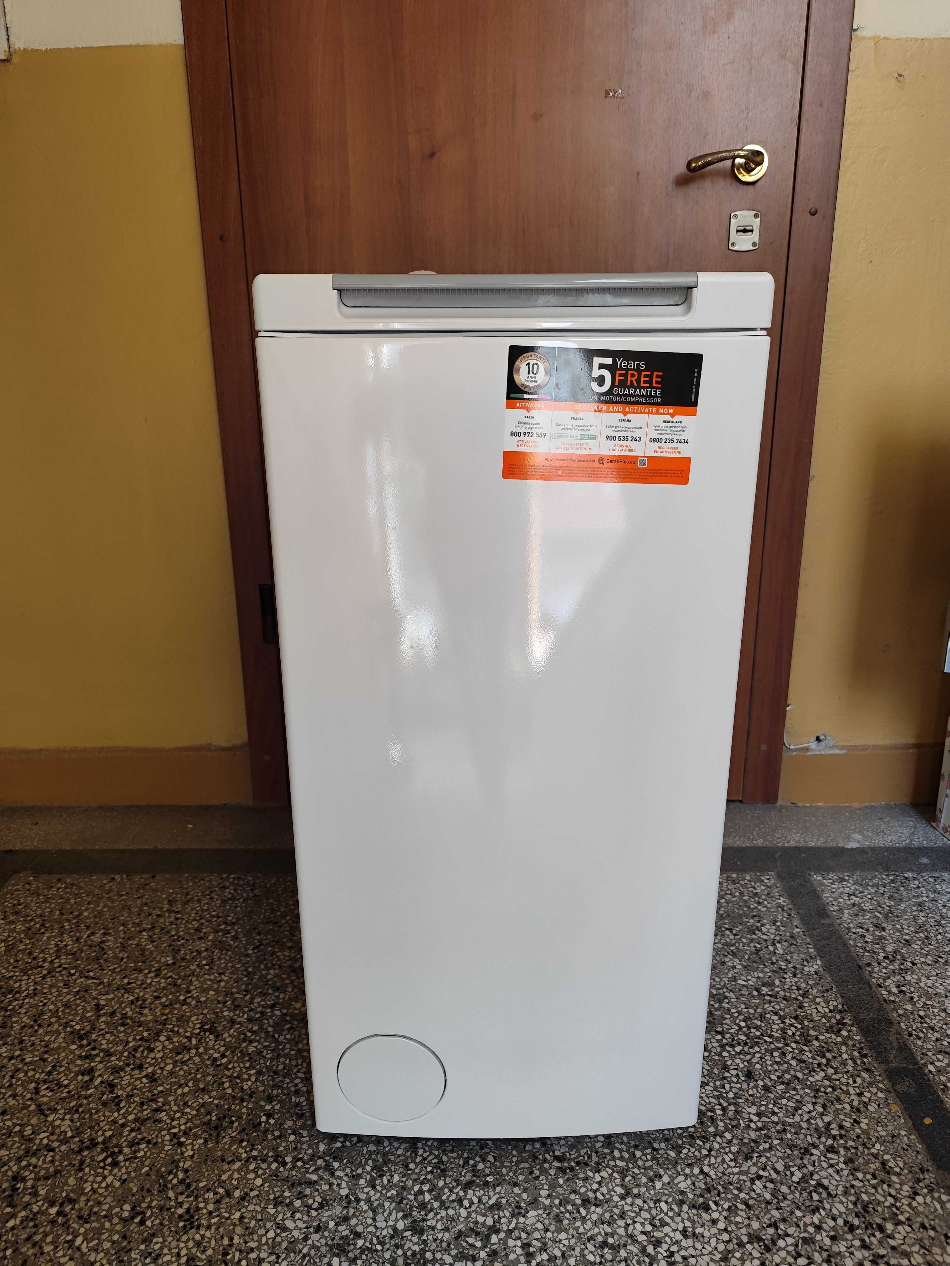 Пералня с горно зареждане Whirlpool.