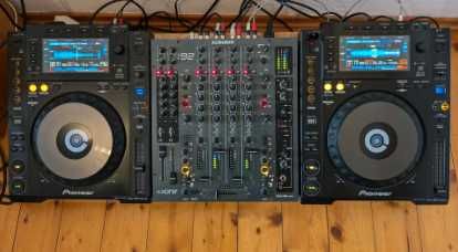 Inchiriez pupitru dj PLAYERE CDJ 900 NEXUS si MIXER XONE 92 evenimente