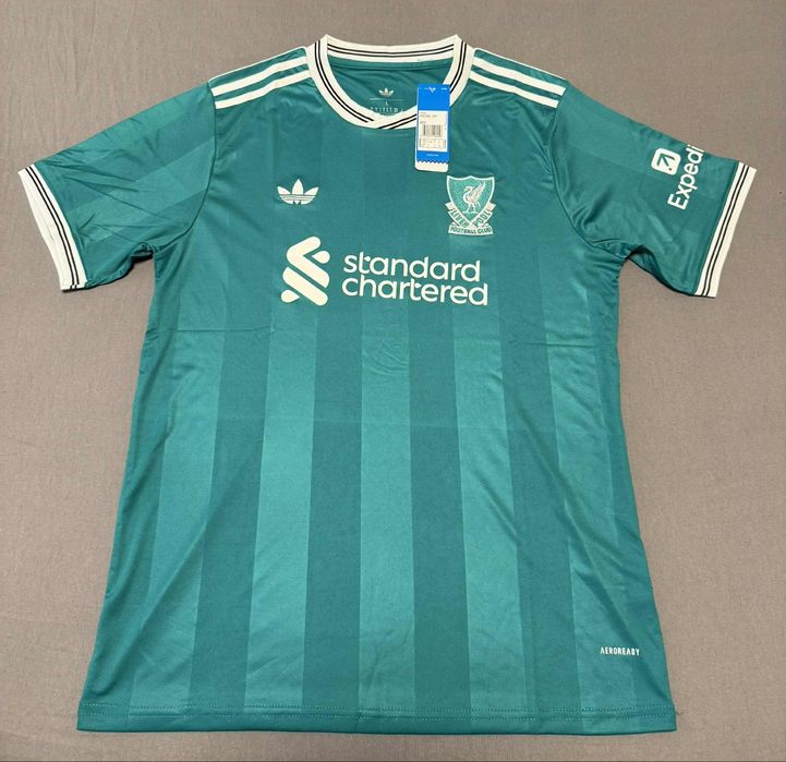 Футболни екипи на Liverpool. Екипите са от сезон 2025/2026.