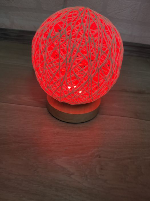 Veioza din lemn masiv si ratan, incarcare USB, utilizare versatila, il