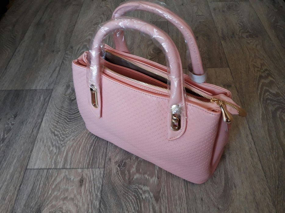 СРОЧНО Продам стильную и красивую женскую сумку нежно розового цвета.