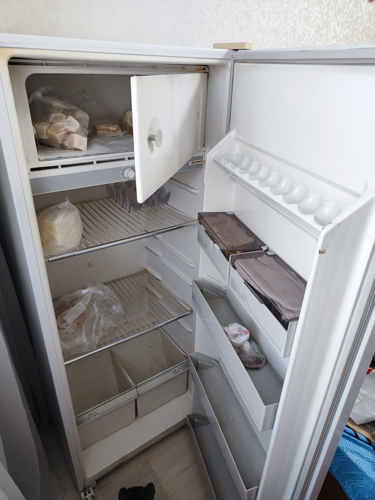 Холодильник с морозильной камерой