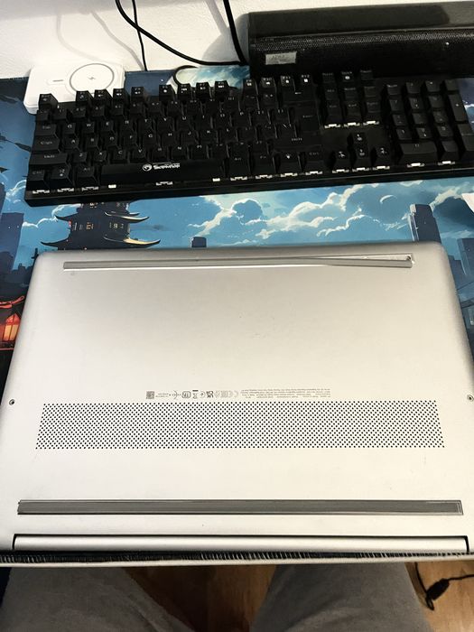 Vand laptop hp cu mici probleme