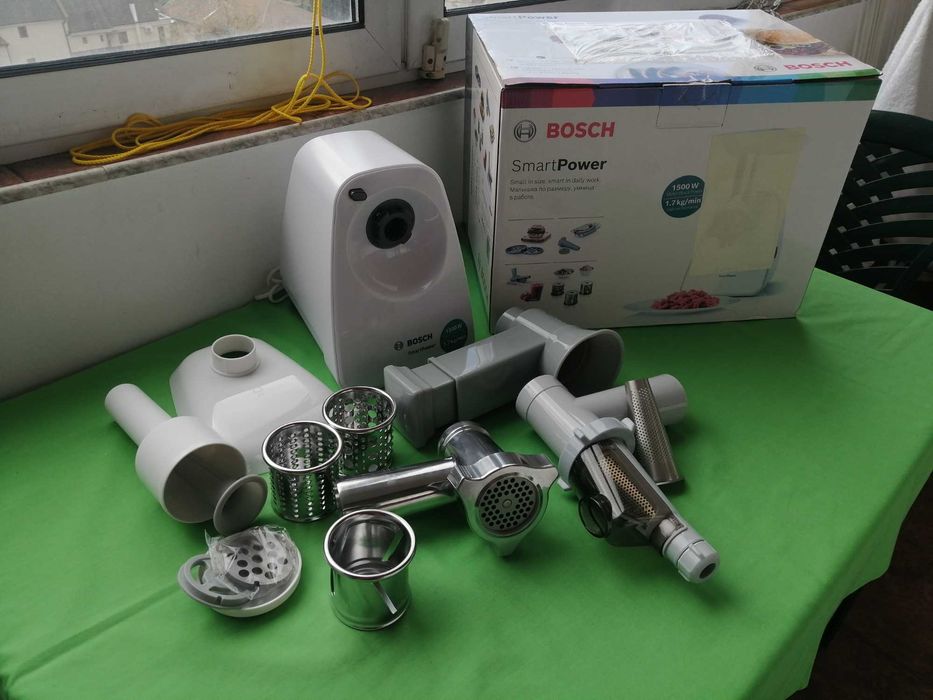продавам месомелачка bosch mfw2517w 1500w