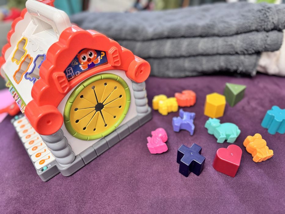 Jucarie interactiva Hola - Casuta cu forme, lumini si sunete