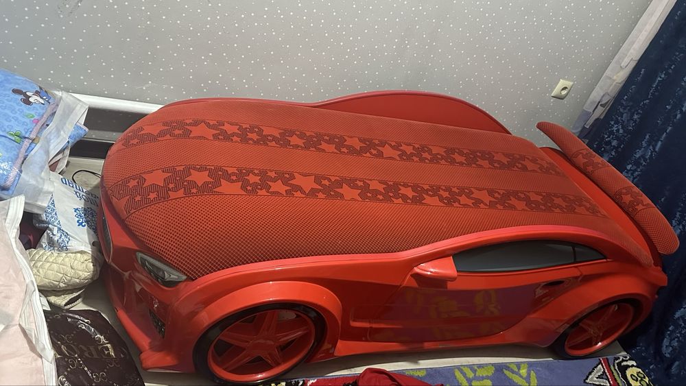 Машина кровать для мальчика в хорошем состояние