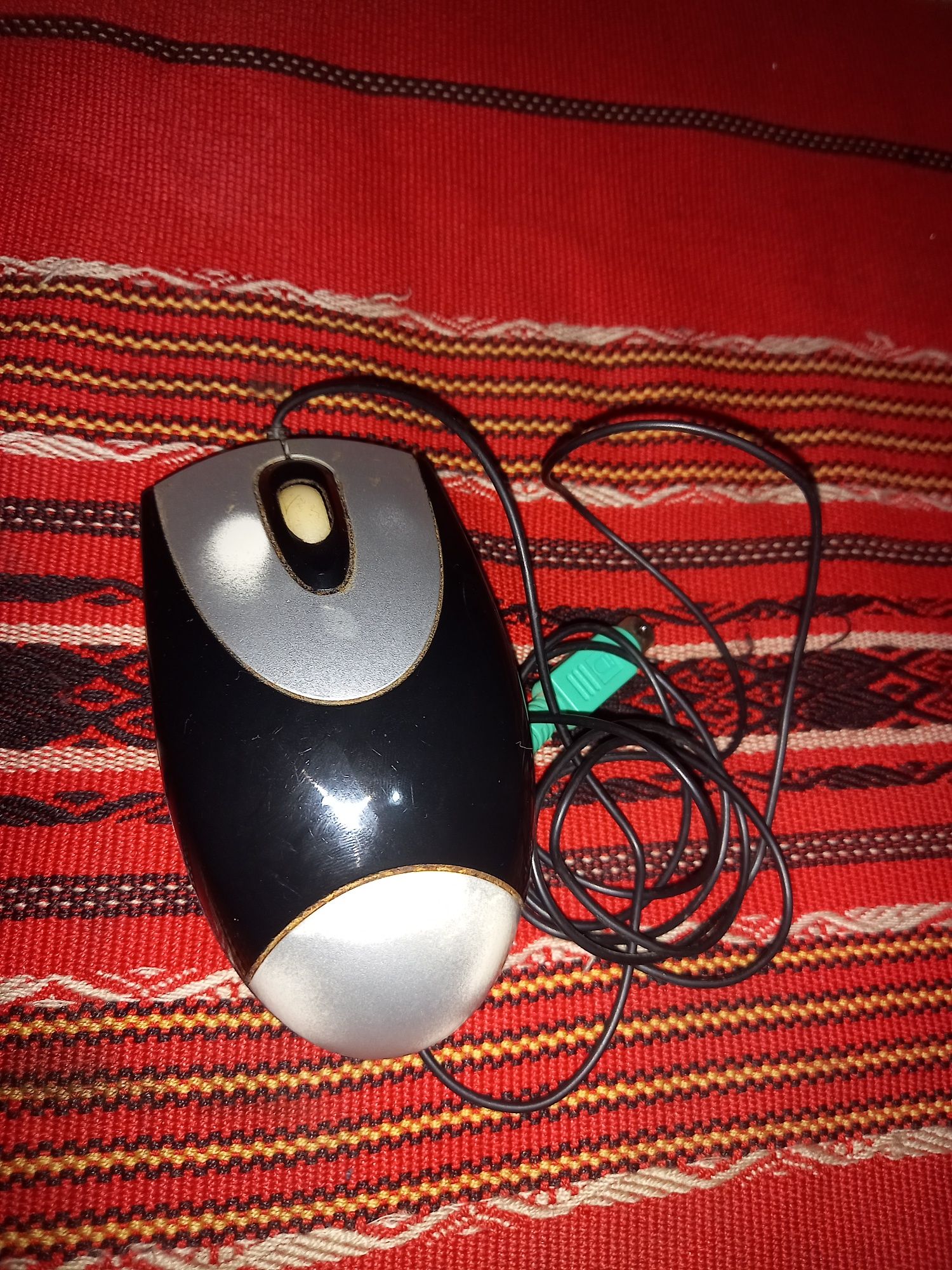 Vand tastatura și mouse