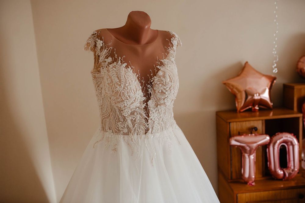 Vând rochie de mireasa mărimea XL,rochia are si voal si cerc