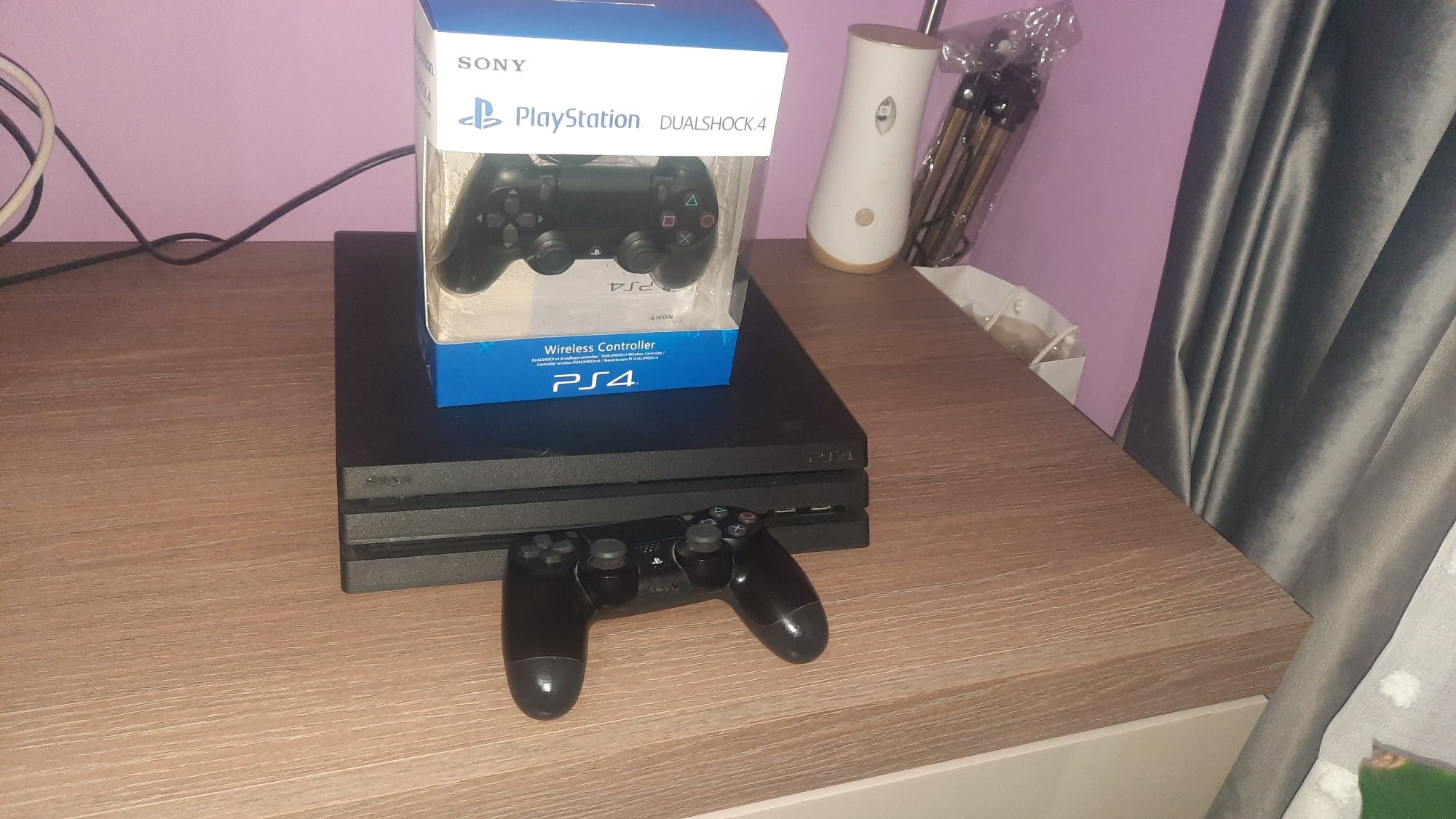 Vând consolă ps4 pro(două controllere)