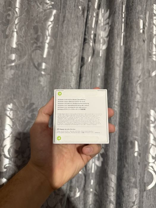 AirPods 4 cu Noise Cancelling