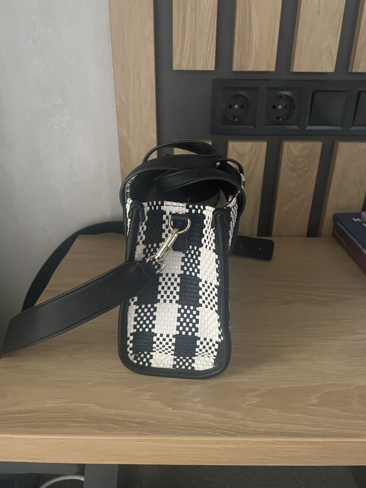 Дамска чанта Guess