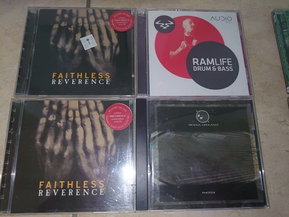 CD uri cu muzică electronică, drum & bass, techno