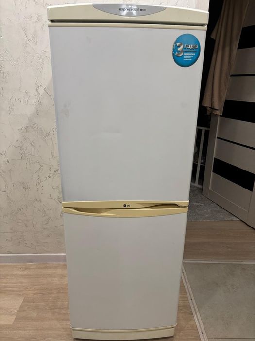 Продам холодильник работает все