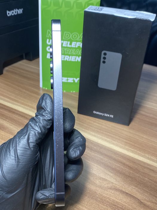 Samsung Galaxy s24 FE • 128 GB • Graphite