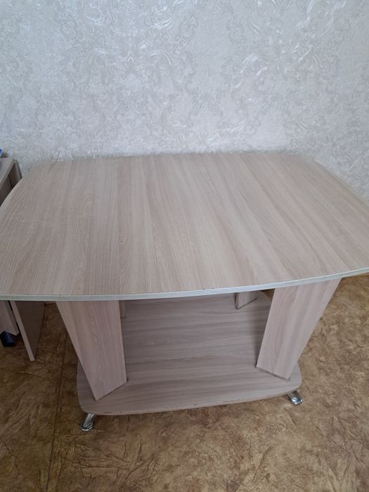 Продам обеденный стол