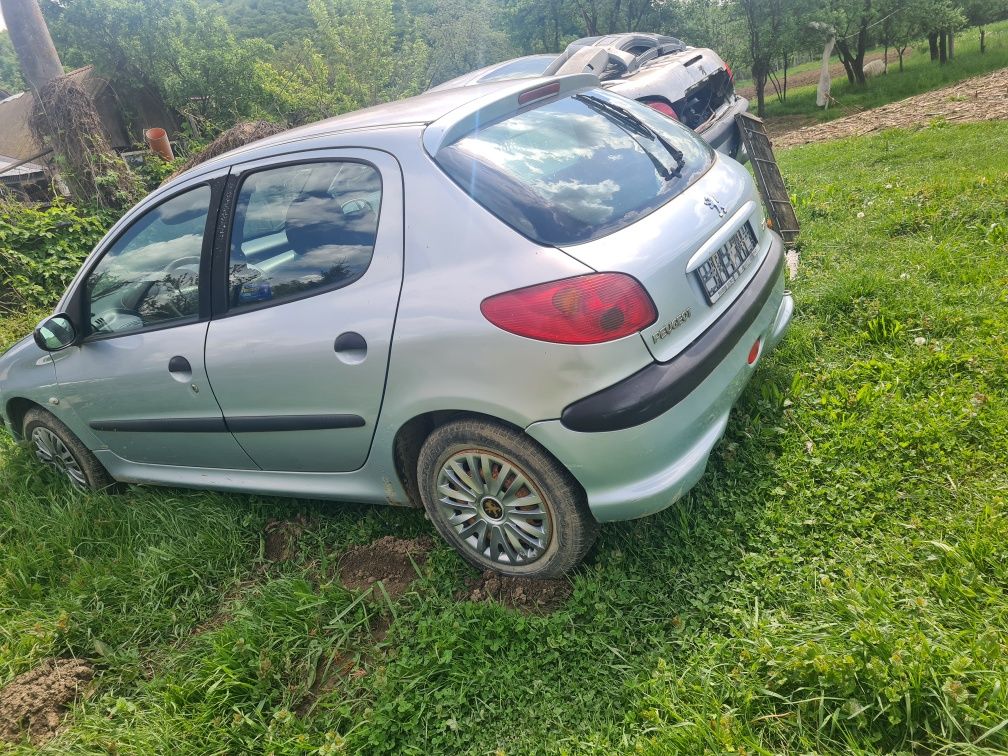 Dezmembrez Peugeot 206 1.4i