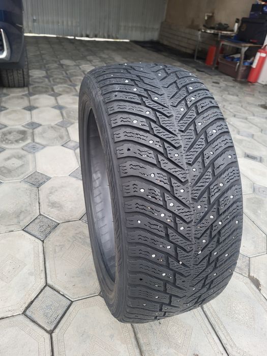 Продам зимнею  шипованую шину одиночку 235/45/18 NOKIAN