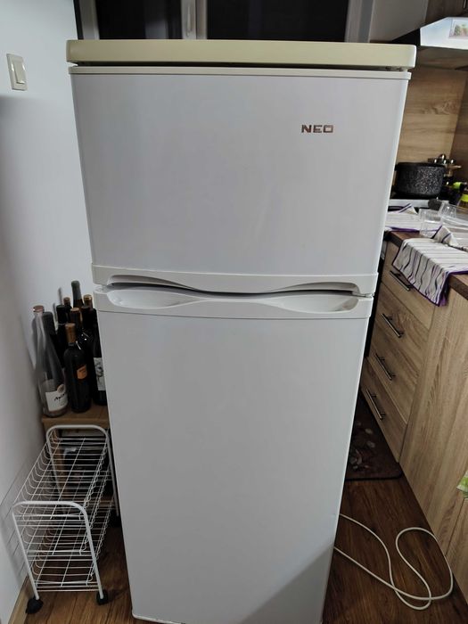 Хладилник с горна камера NEO