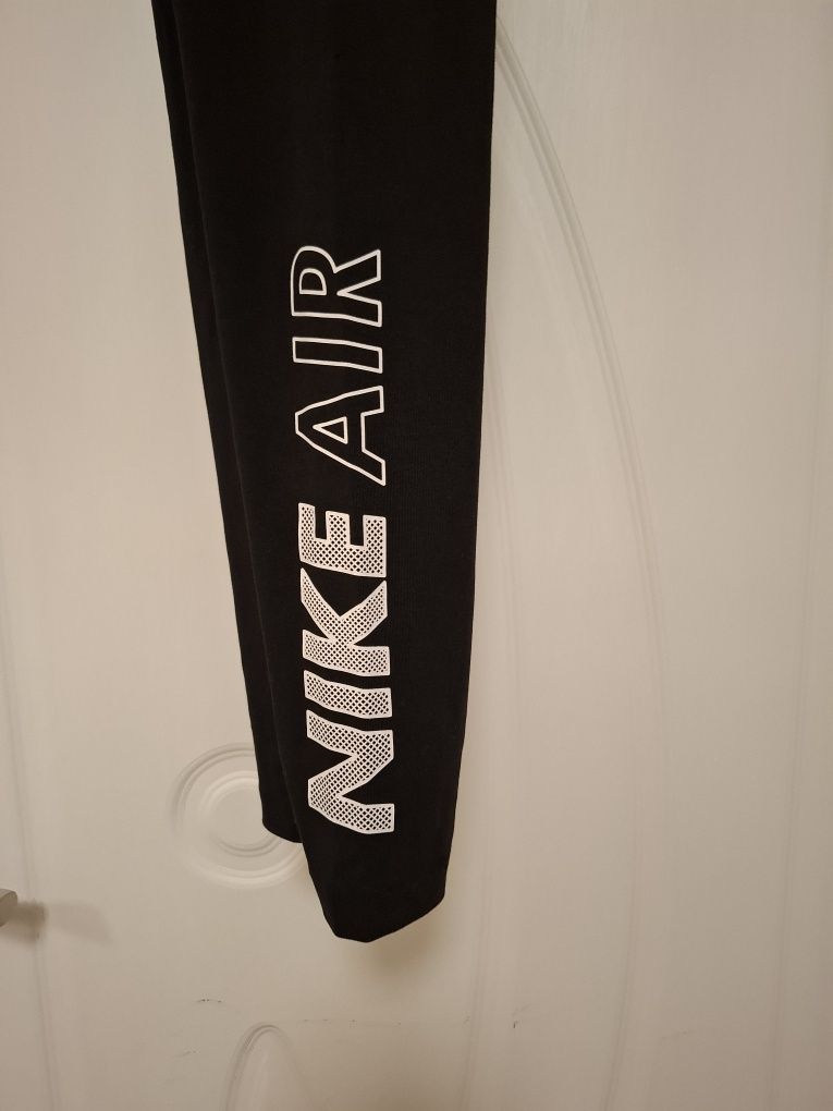 .  Нов без хартиен етикет.  Дамски оригинален клин.  Nike Air. Ном