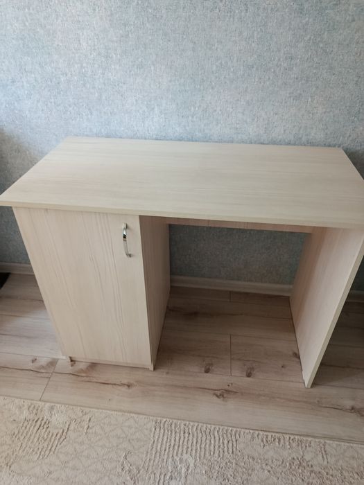 Офисный стол и полка для книг