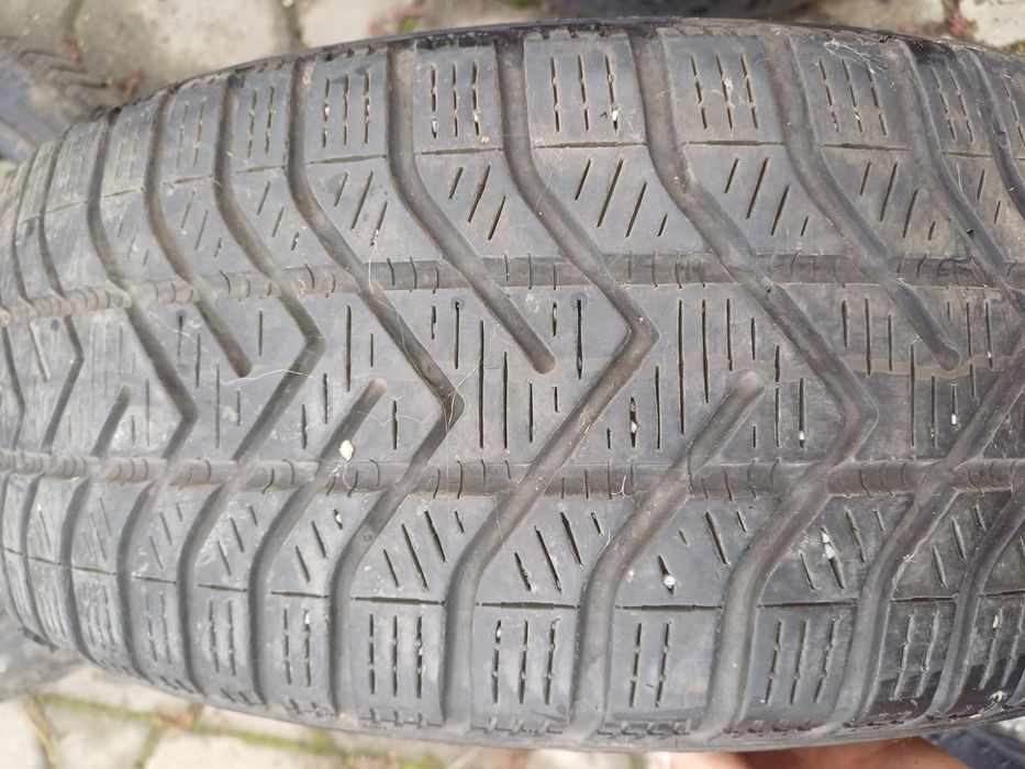 De vânzare anvelope iarna pirelli 195 55 17 și semperit 215 65 16
