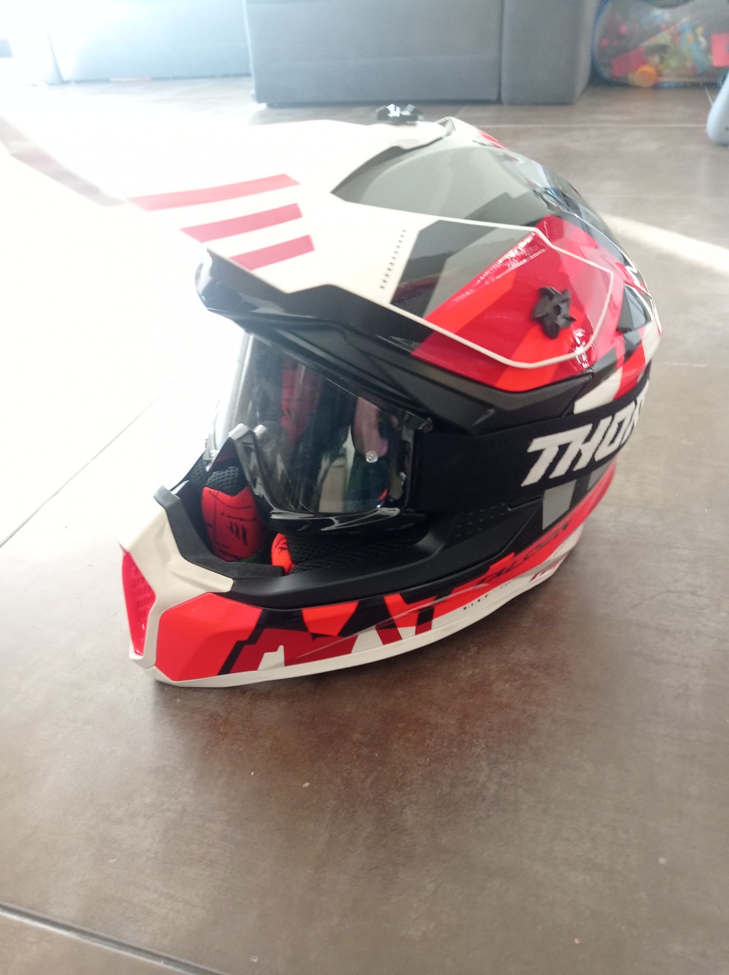 Каска MT helmet Falcon