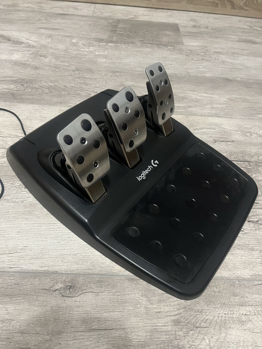 Продавам волан Logitech G29 с педали