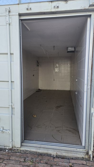 Морски контейнер преустроен в търговски обект