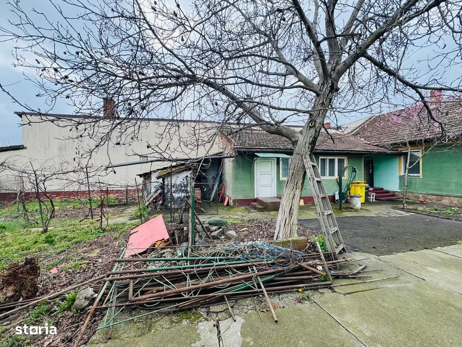 Casa de vânzare 3 camere, 2 intrări, acces auto în curte Gradiste Arad