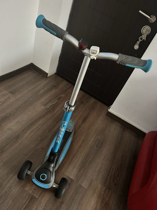 Trotineta albastra GLOBBER