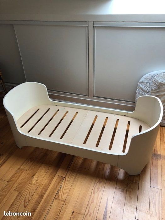 Vând pătuț Leander lemn  original,cu saltea bambus+husă impermeabilă