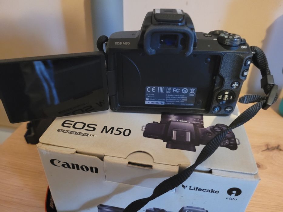 Canon EOS M50 + obiectiv EF-M 15-45mm IS STM – ca nou, cu cutie origin
