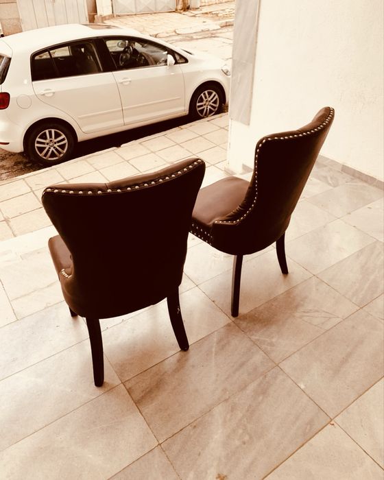 2 бр. тапицирани столове – кафява еко кожа, капитонаж, стабилни