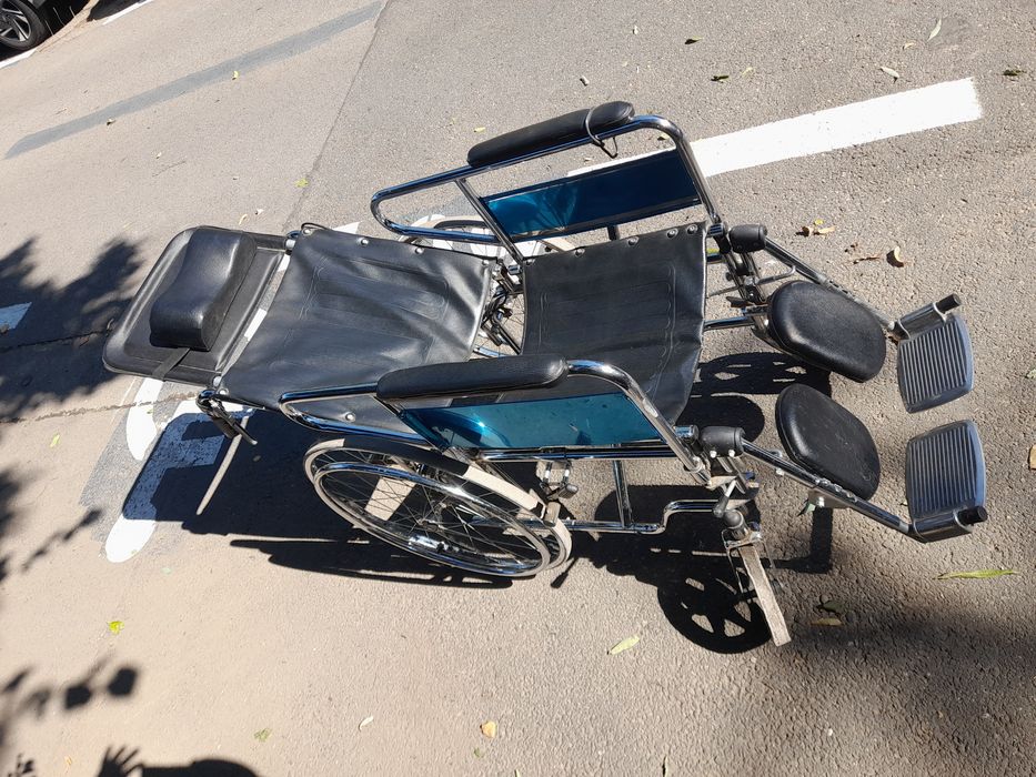 Vând scaun cu rotile pentru persoanele cu dizabilități