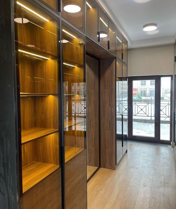 Шкаф витринна в прихожую