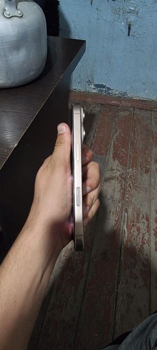 IPhone 16pro gold