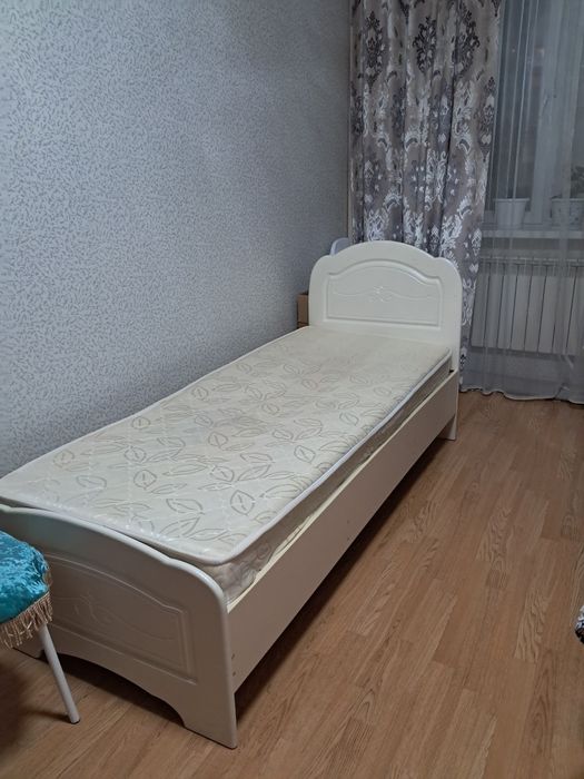 Кровать деревянная