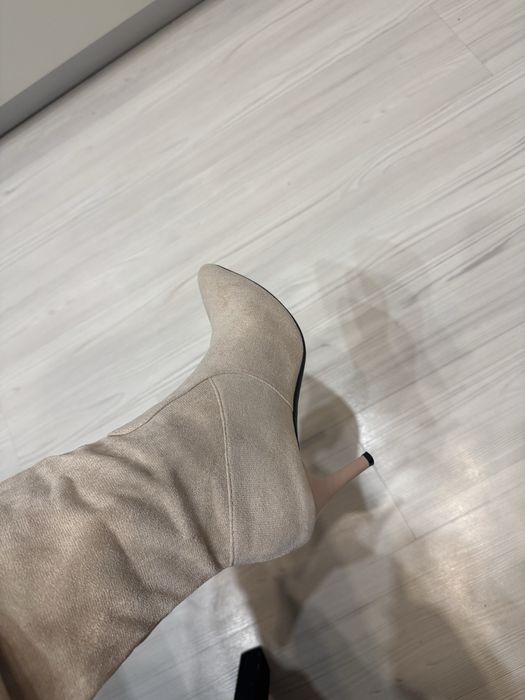 Велурени ботуши с ток