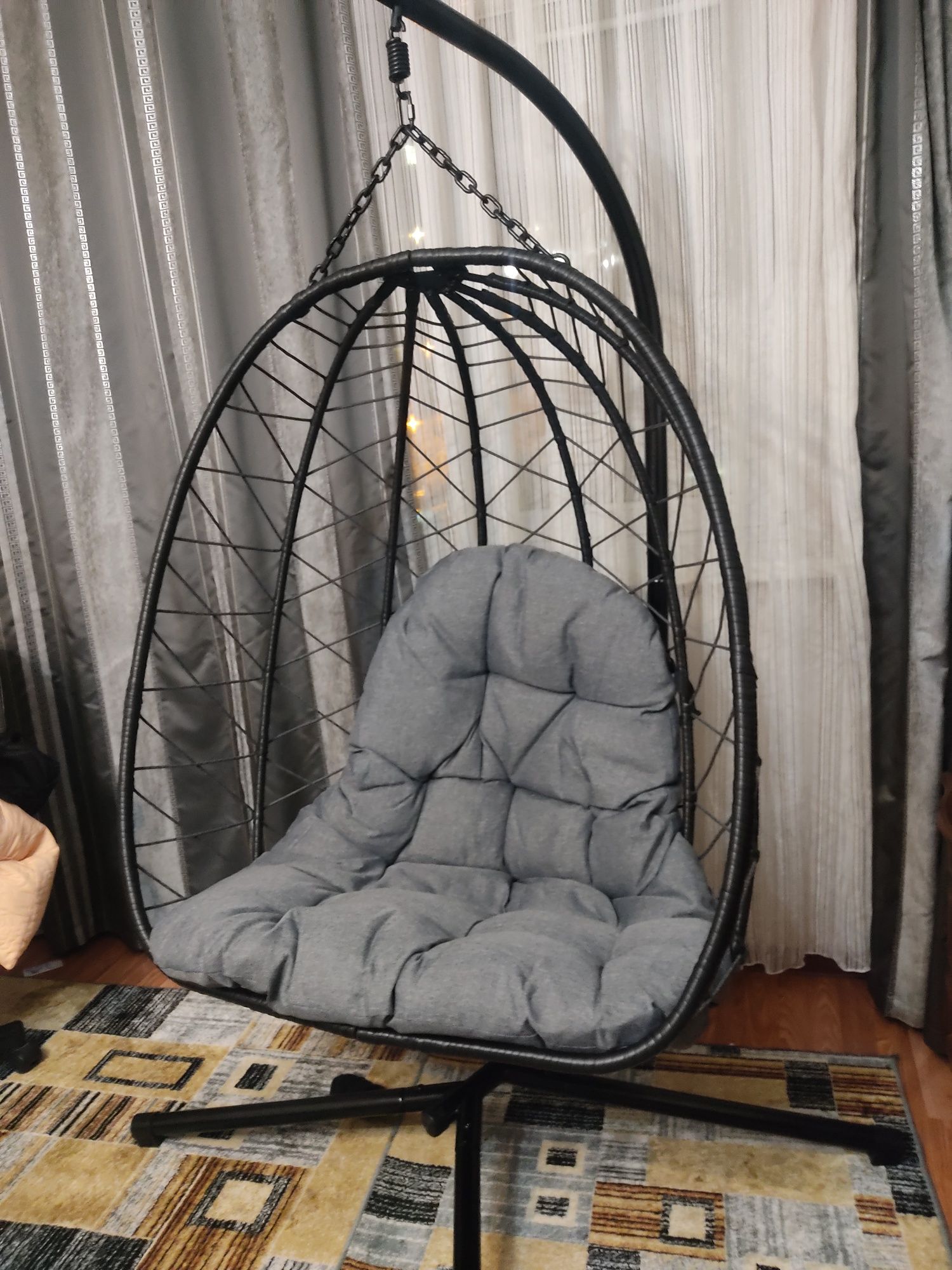 Кресло-кокон с мягкой подушкой