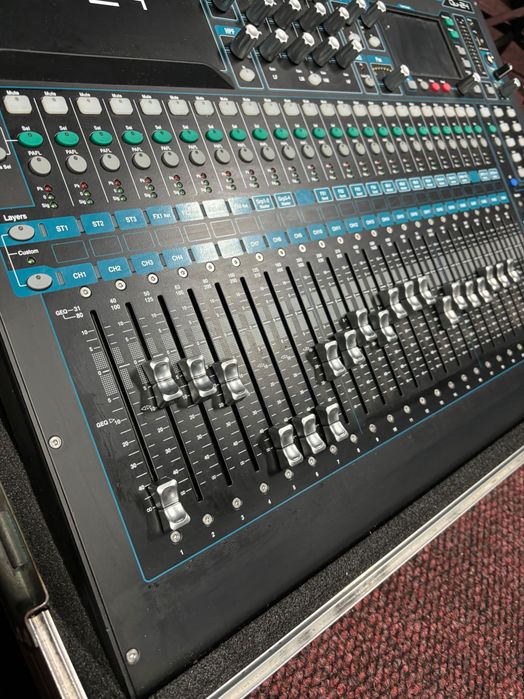 Allen & Heath QU-24 cu Case