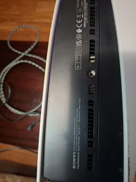 Vând PlayStation 5 Standard Edition (CFI-1016A)