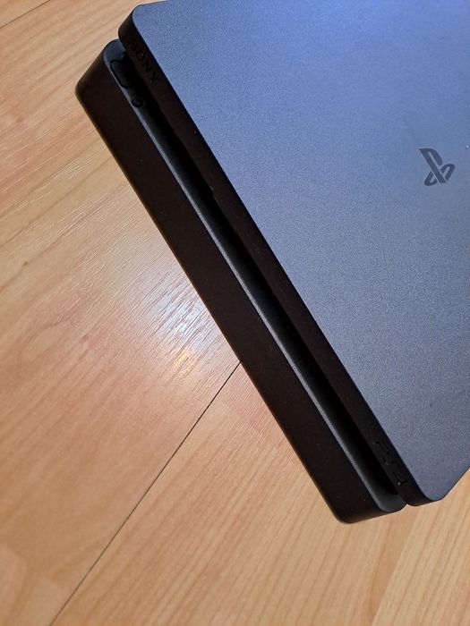 PlayStation 4 1TB с 5 вградени игри